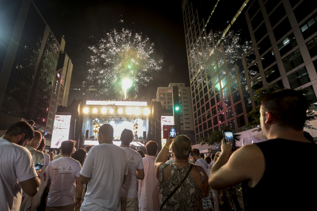 Prefeitura acelera montagem de palco para Ano Novo na Avenida Paulista; veja programação de shows