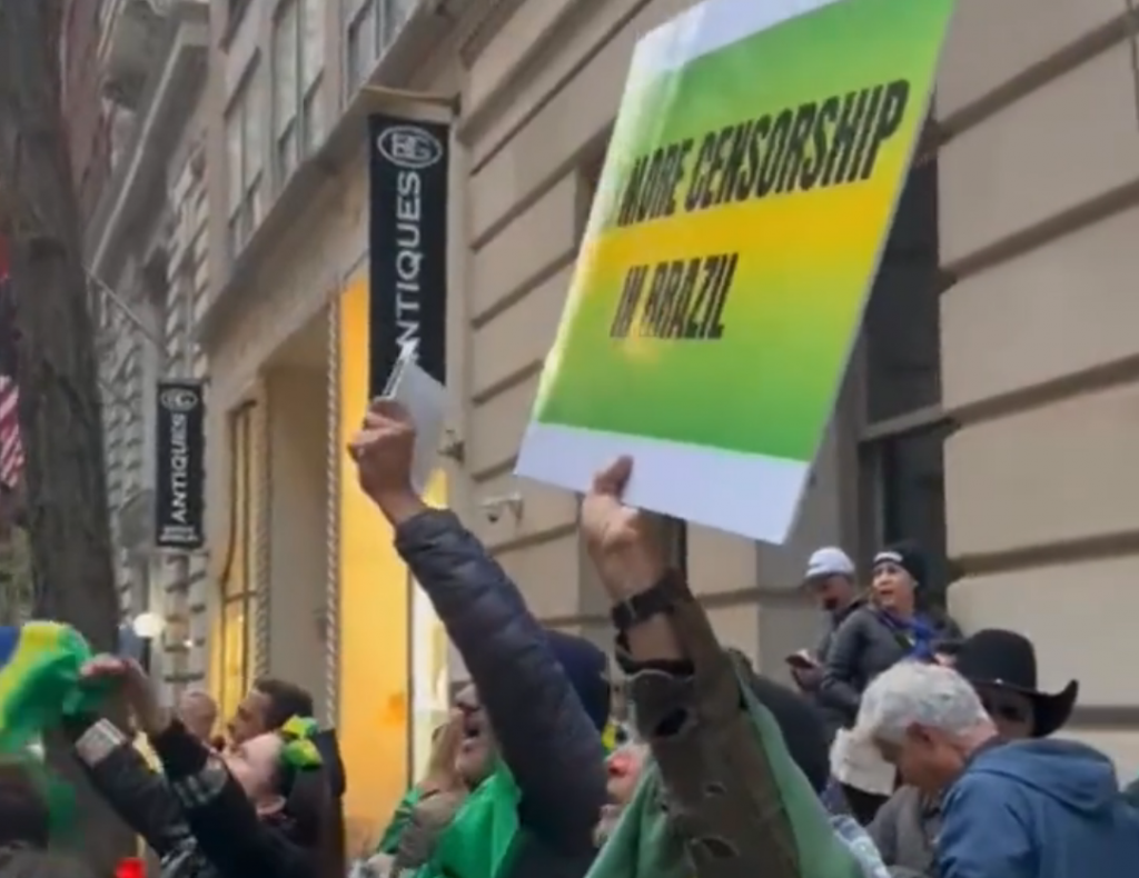 Manifestantes brasileiros protestam em Nova York contra ministros do STF