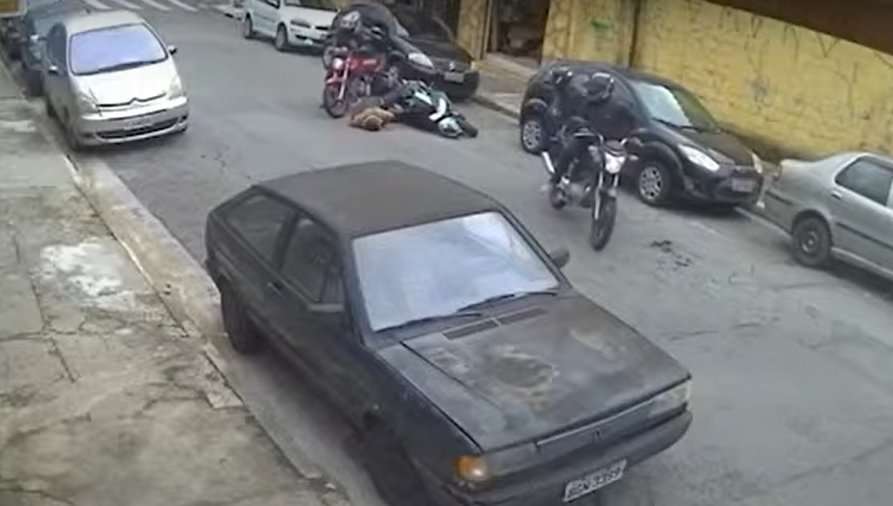 Vídeo mostra assassinato de PM por ladrões de moto em SP