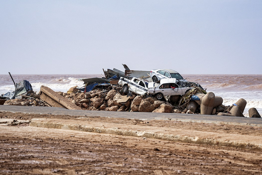 Equipes de resgate continuam recuperando corpos de vítimas no leste da Líbia
