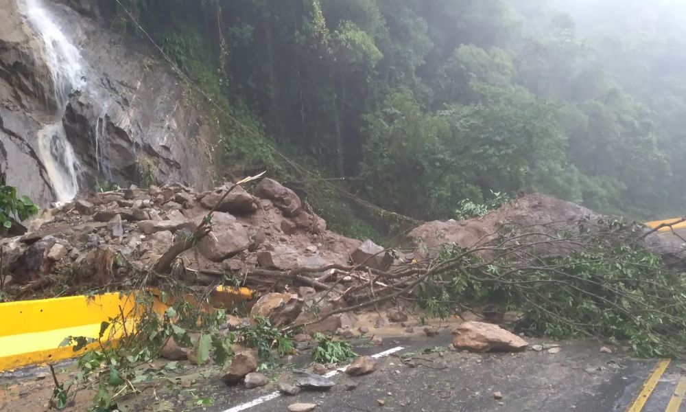 Rodovia Mogi-Bertioga é interditada após deslizamento de barreira e pedra