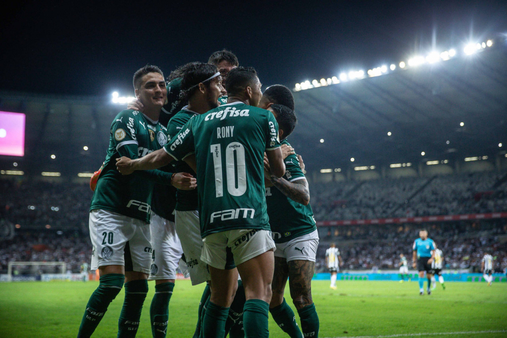 Com desfalques, Palmeiras vence o Atlético-MG e aumenta vantagem na liderança