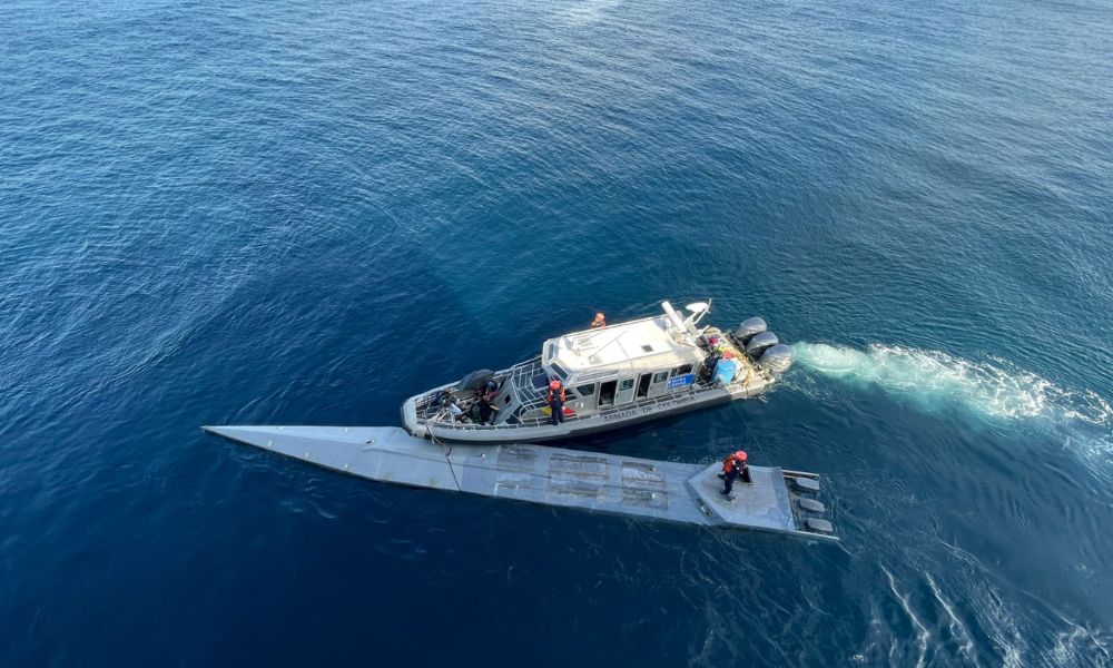 Submarino fantasma é encontrado por Marinha da Colômbia com 2,6 toneladas de cocaína e dois corpos