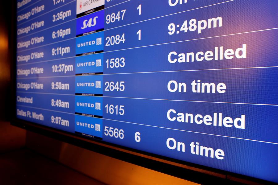 Quase 700 voos foram suspensos após avanço da Ômicron nos EUA
