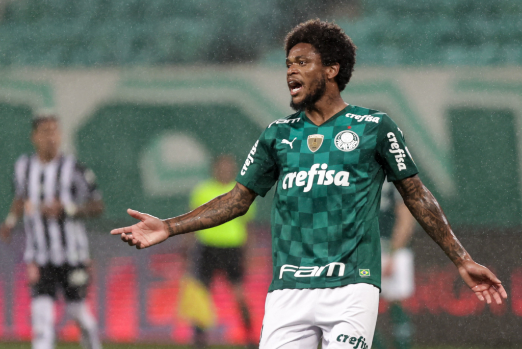Multicampeão no Palmeiras, Luiz Adriano deseja retornar ao Brasil e não descarta fechar com o Corinthians