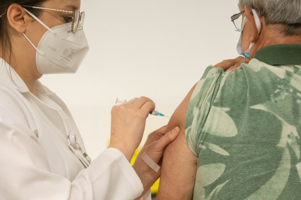 Quarta dose da vacina contra Covid-19 será autorizada para pessoas acima de 50 anos, anuncia Queiroga