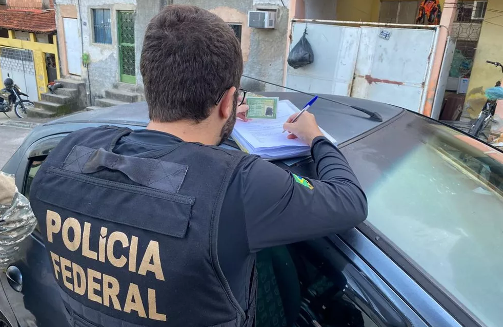 Alvo de operação da Polícia Federal, filho de Sérgio Cabral se entrega para as autoridades no Rio de Janeiro