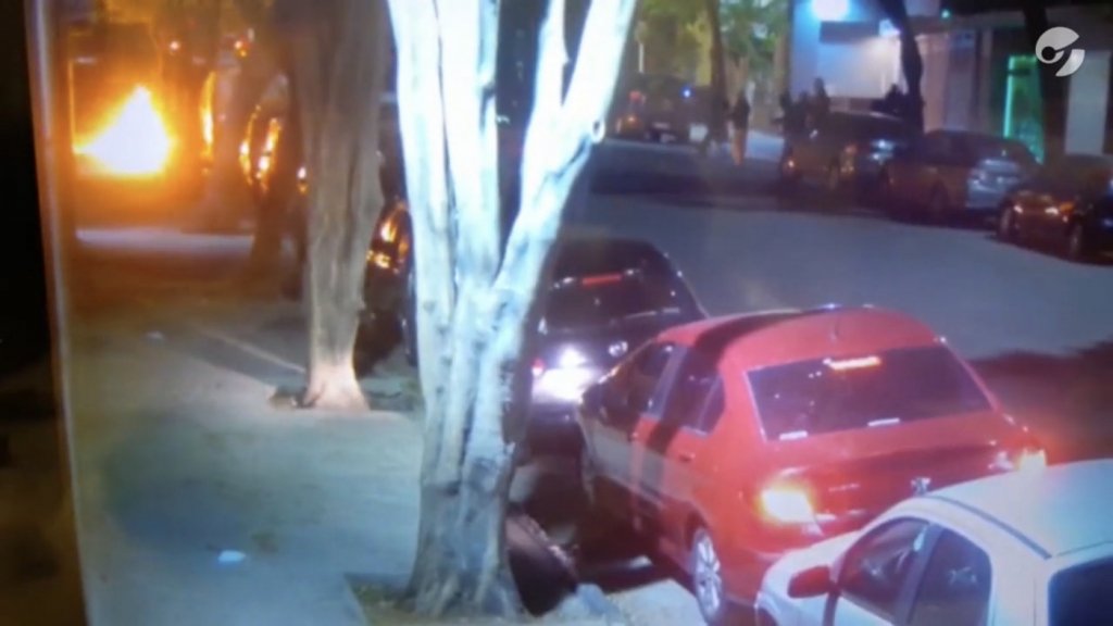 Sede do jornal Clarín, na Argentina, é atacada com coquetéis molotov; veja vídeo
