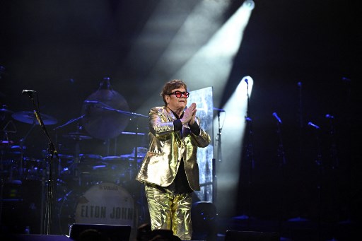 Elton John é levado às pressas para hospital após sofrer queda em casa