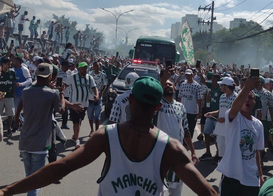 Torcida do Palmeiras acompanha o ônibus do time em ‘procissão’ até o Allianz