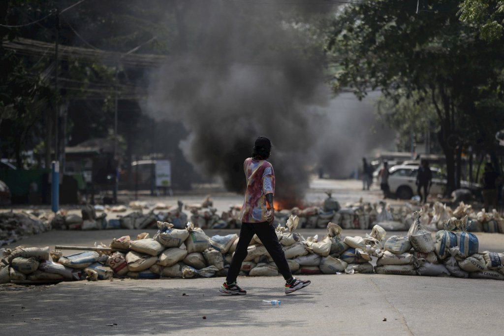 Após ameaça, militares do Myanmar matam mais de 100 pessoas durante protesto