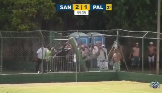 Clássico entre Santos e Palmeiras no sub-15 é paralisado por briga de torcidas