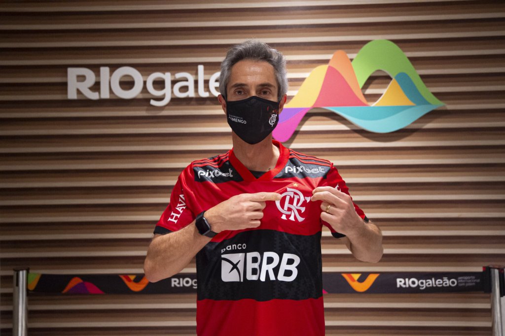 Paulo Sousa desembarca no Rio de Janeiro para iniciar trabalho no Flamengo
