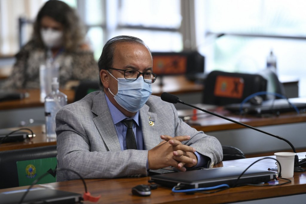 ‘Nada contra, mas ninguém pode participar da CPI pela metade’, diz senador sobre Calheiros