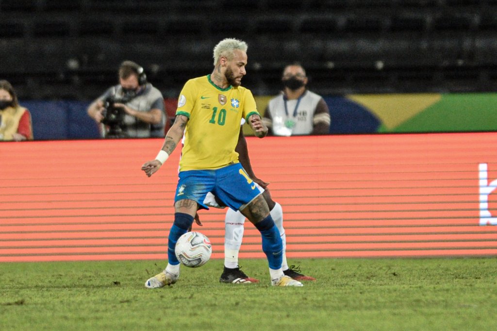 Antes de jogo da seleção, Neymar ironiza gramado do Engenhão com enquete