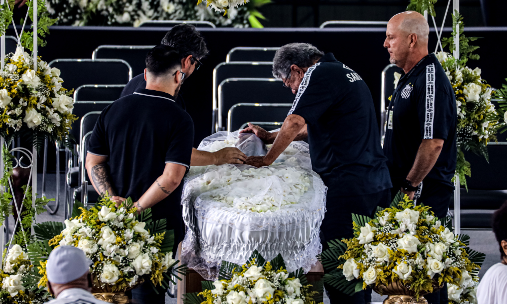 Fãs, amigos e familiares se despedem de Pelé; confira imagens do velório