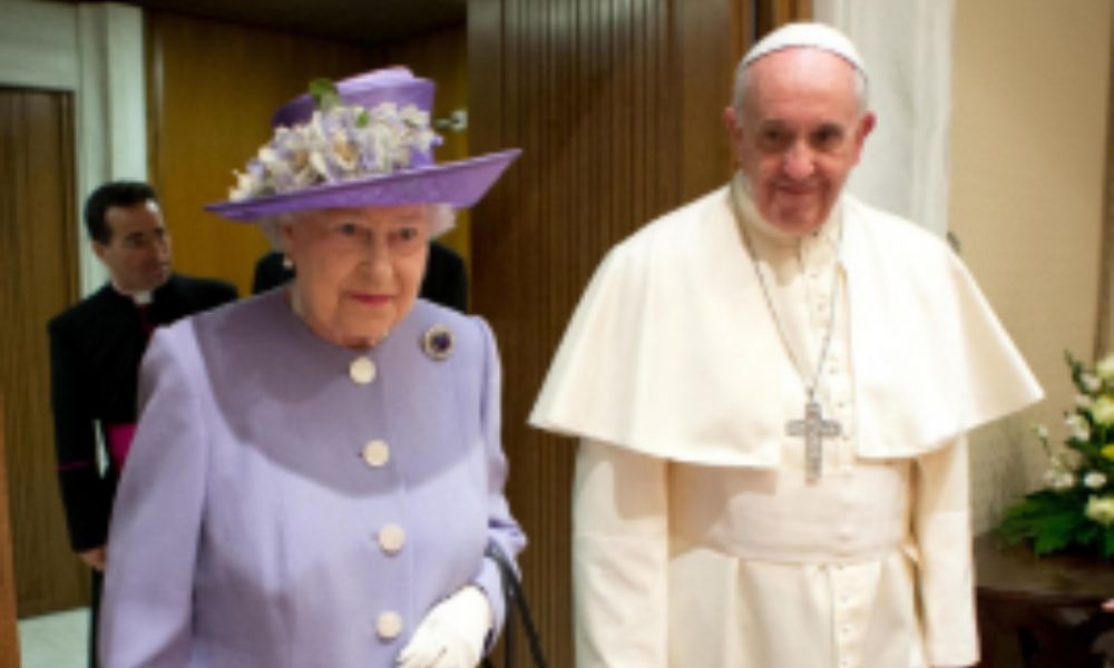 ‘Exemplo de devoção ao dever’, diz Papa em homenagem à rainha Elizabeth II