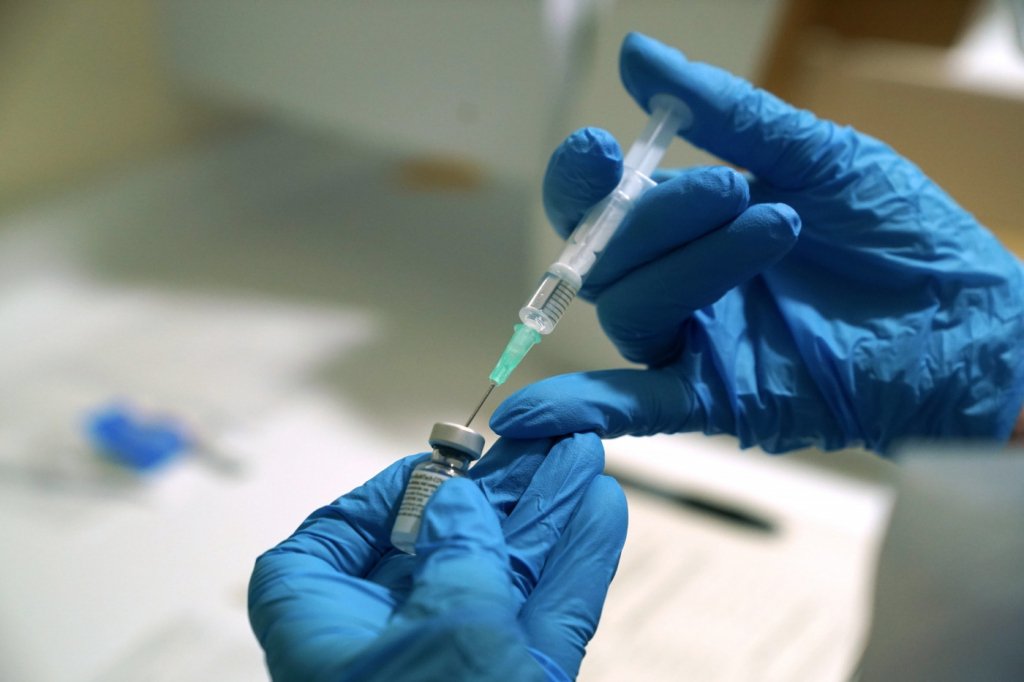 Sucesso de vacinação contra Covid-19 depende de rapidez e adesão, diz estudo