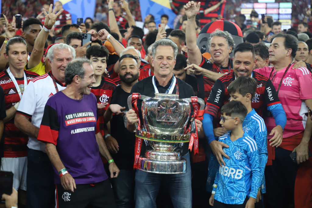 Presidente do Flamengo responde sobre permanência de Dorival Jr. após título; confira