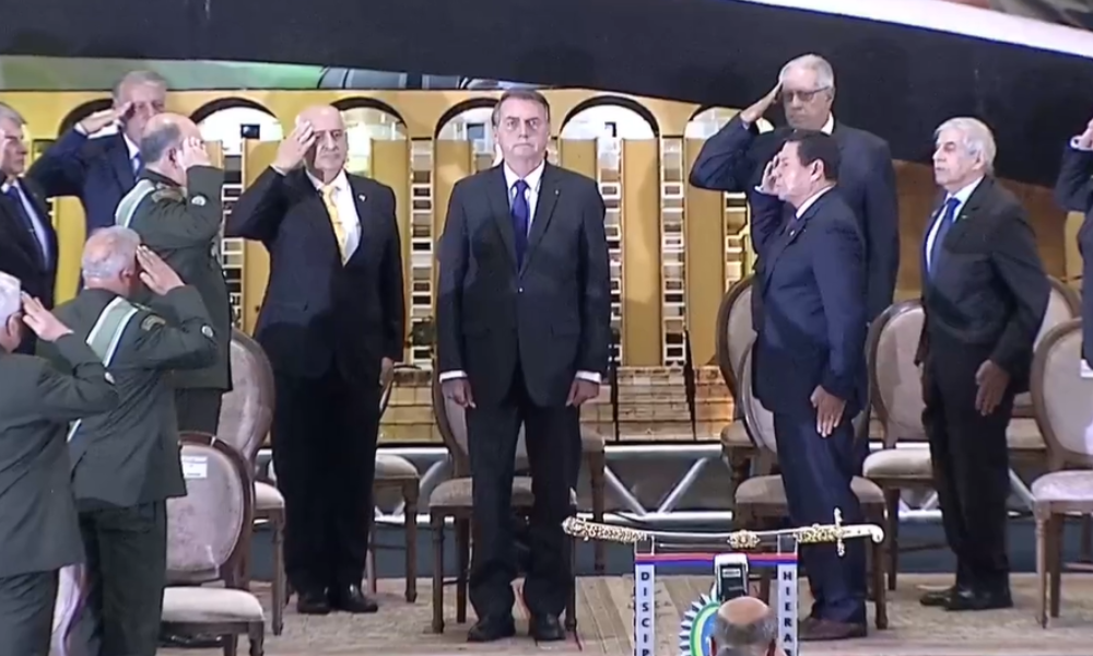 Bolsonaro participa de solenidade do Exército ao lado de Mourão e ministros