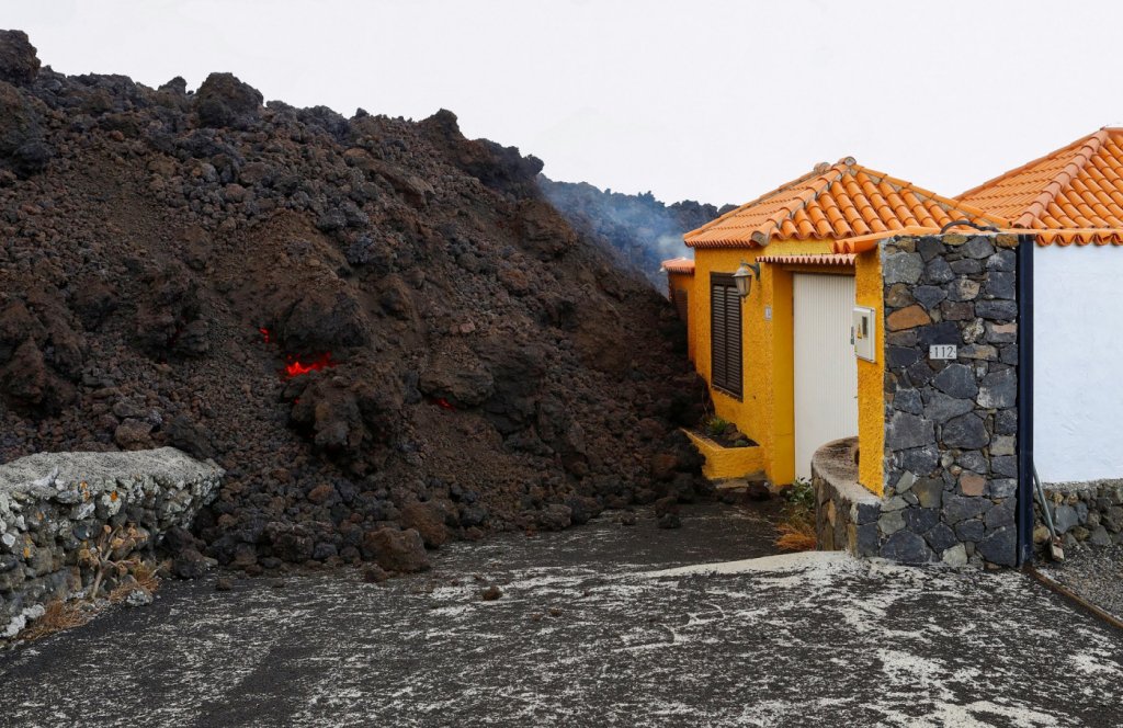 Cinzas de vulcão se acumulam e companhia aérea suspende voos para ilha de La Palma