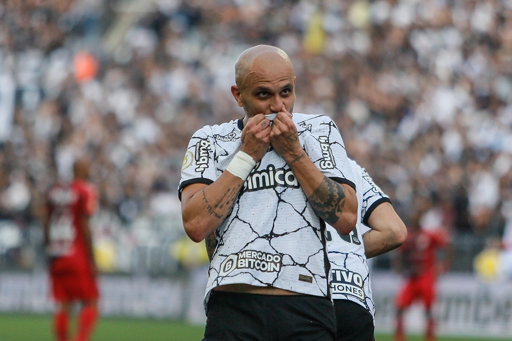 Aos 37 anos, Fábio Santos renova com Corinthians até dezembro