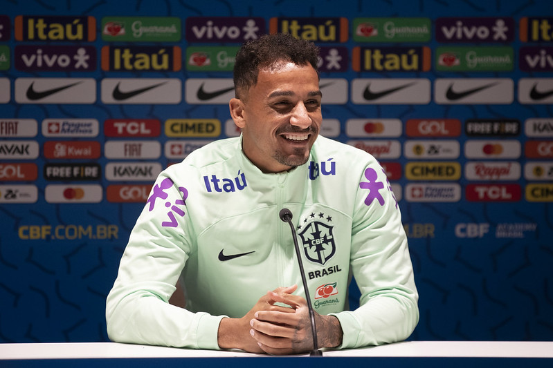 Danilo elogia Daniel Alves, exalta setor defensivo e faz balanço na seleção brasileira