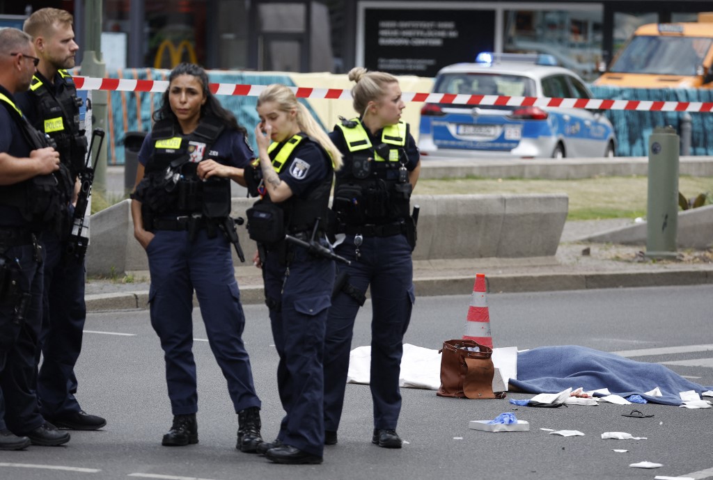 Atropelamento deixa pelo menos um morto e oito feridos no centro de Berlim