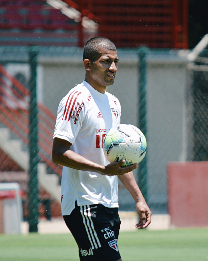 São Paulo: Rojas viaja com a delegação e pode voltar a jogar após dois anos