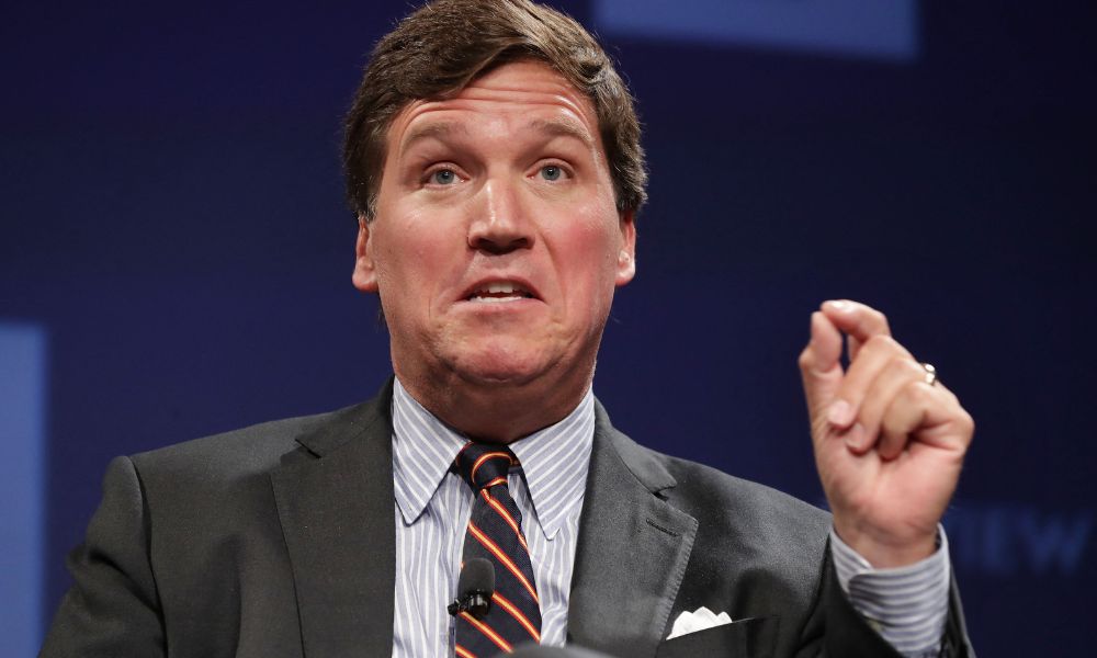 Apresentador Tucker Carlson, porta-voz do trumpismo, é demitido da Fox News