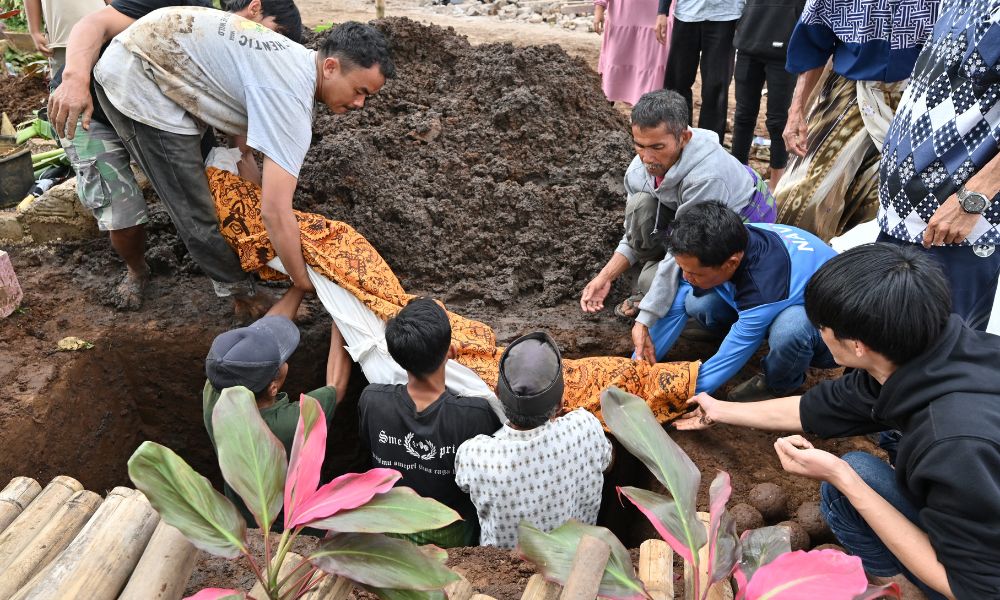 Sobe para 268 o número de mortos no terremoto na Indonésia; há muitas crianças entre as vítimas
