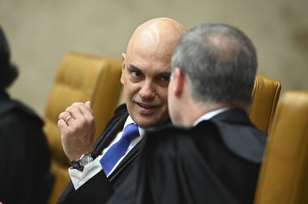 Alexandre de Moraes suspende X, de Elon Musk, no Brasil