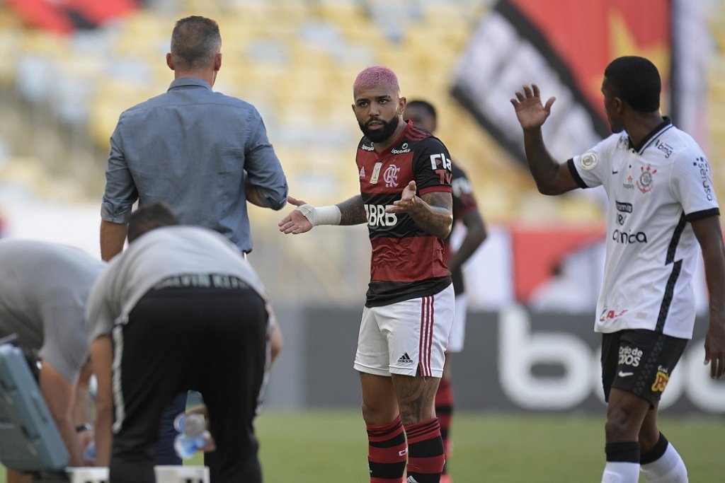 Corinthians pede áudios do VAR após polêmica arbitragem contra o Flamengo