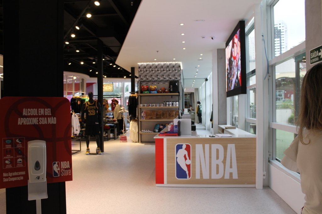 Maior loja da NBA na América Latina abre nesta sexta em shopping de São Paulo; conheça