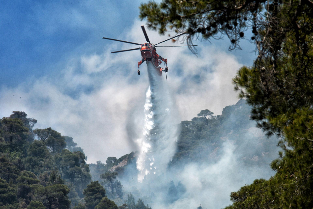 Vilarejos da Grécia são esvaziados enquanto bombeiros tentam conter incêndio florestal
