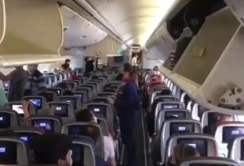 Passageiros aplaudem voo que transportava vacina contra Covid-19 no Brasil; assista
