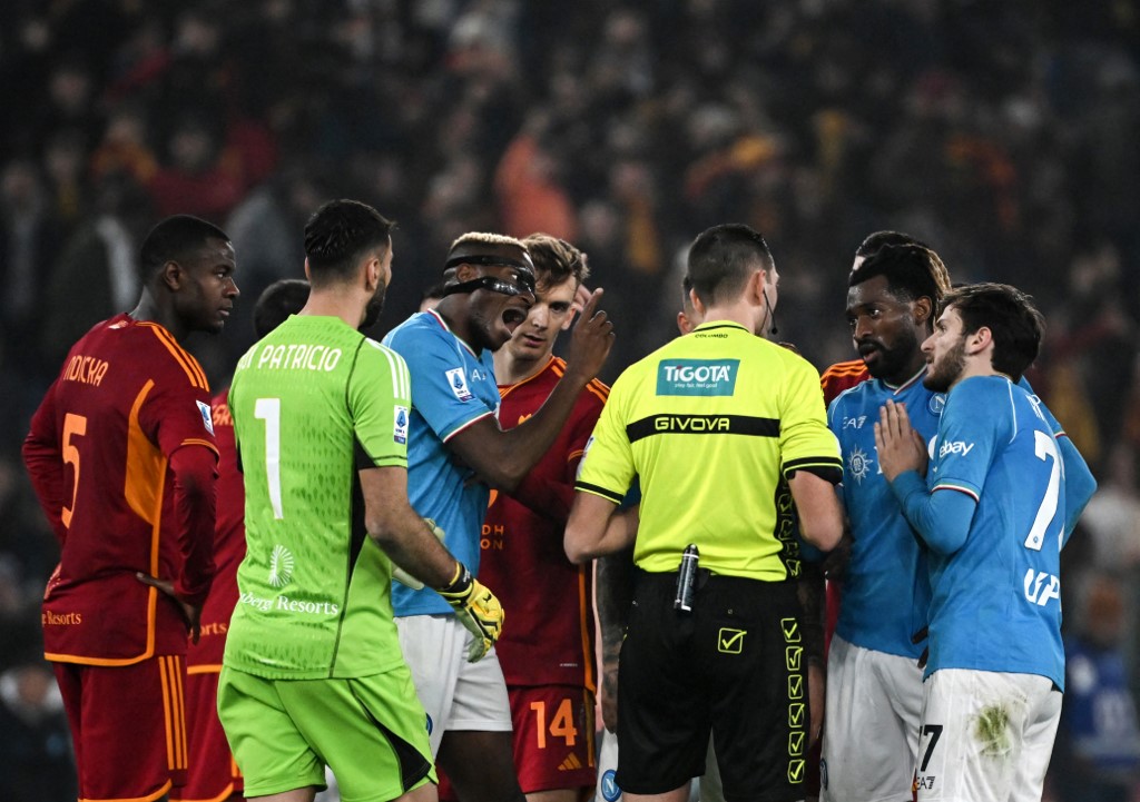 Roma vence Napoli em jogo marcado por indisciplina