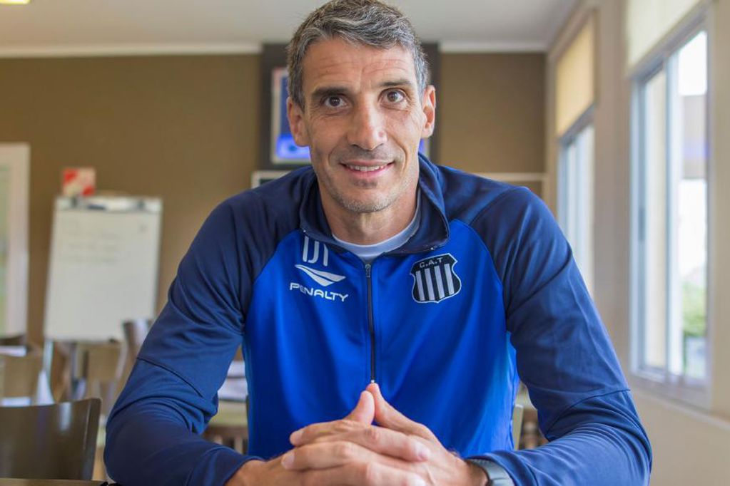 Após sondar Holan, Fortaleza anuncia argentino Juan Pablo Vojvoda como novo técnico