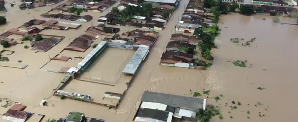 Alagoas decreta emergência em 29 cidades após chuvas; prefeita é criticada por foto em enchente 