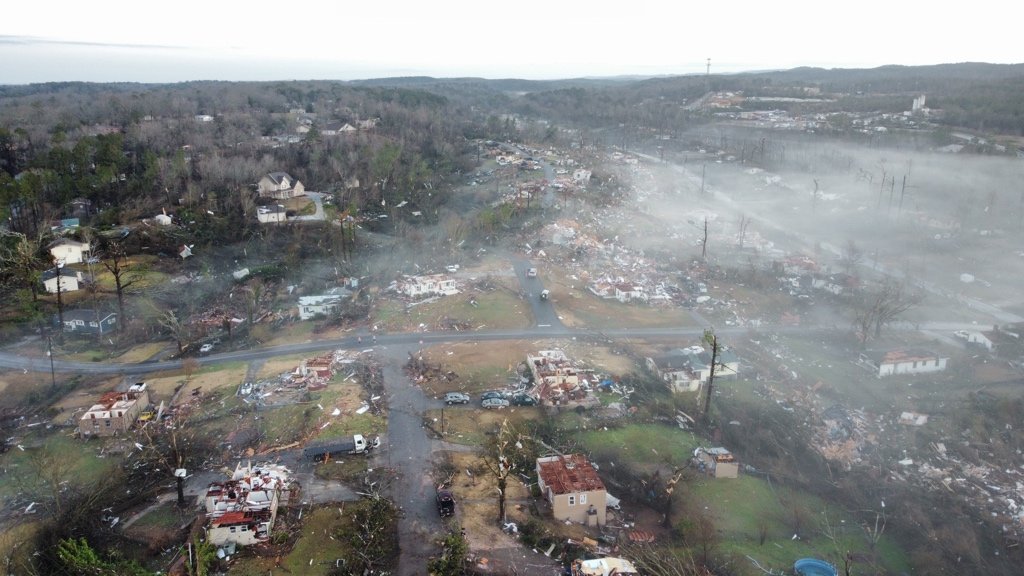 EUA: Tornado no Alabama deixa um morto, vários feridos e rastro de destruição