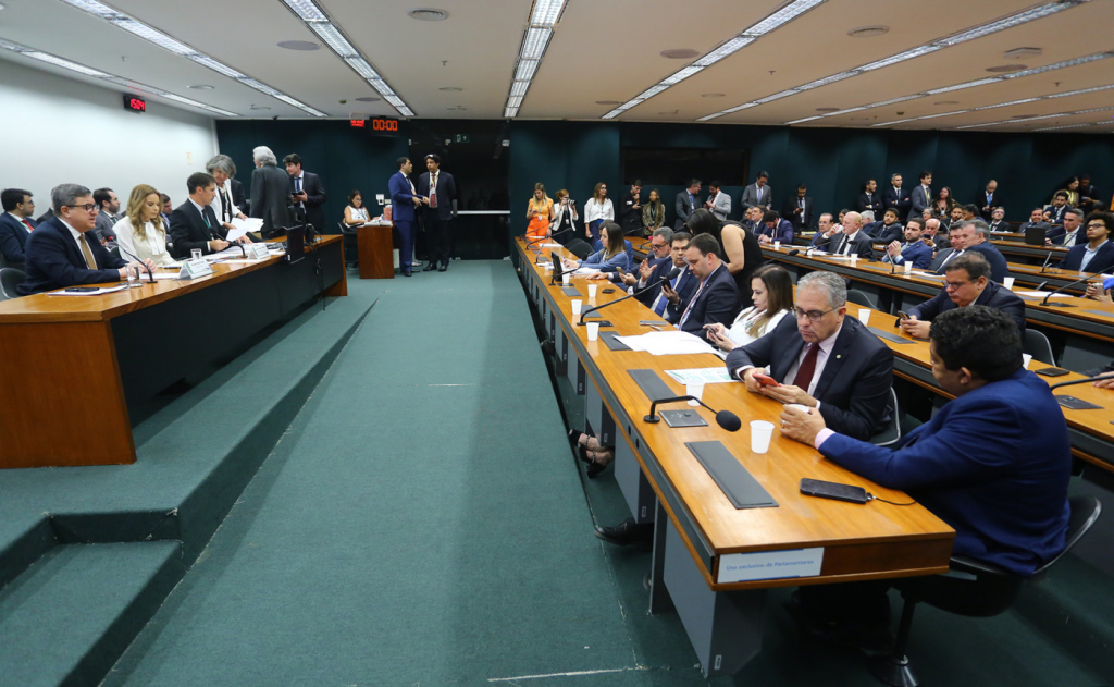 Comissão aprova LDO com déficit zero e R$ 48 bilhões em emendas