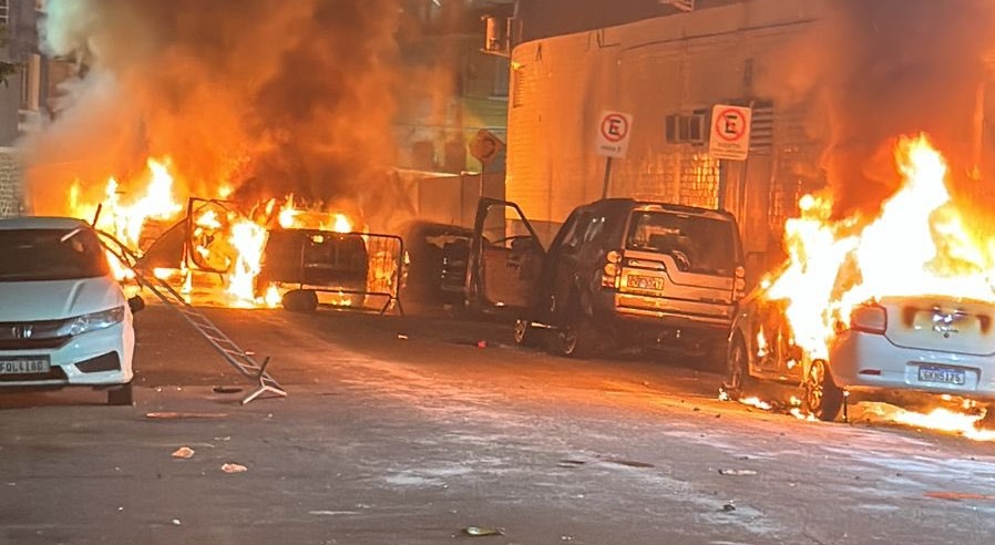 Carros e ônibus são incendiados nos arredores da Vila Belmiro após queda do Santos