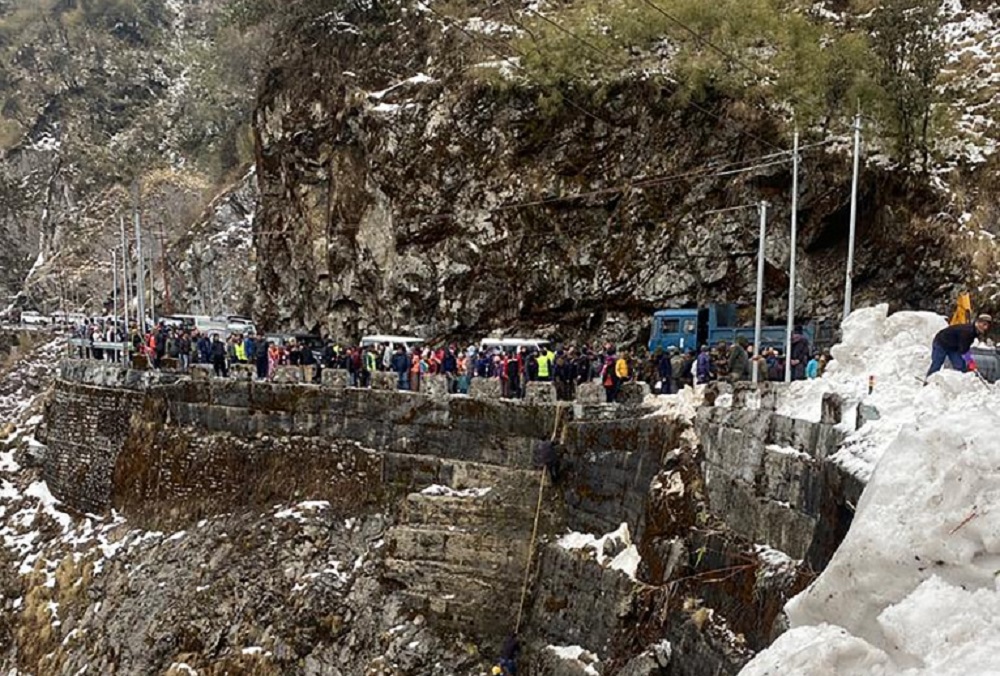 Avalanche atinge rodovia no Himalaia e deixa ao menos sete mortos; autoridades procuram desaparecidos