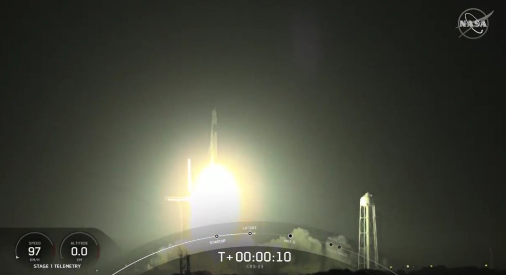 Após adiamento, SpaceX lança missão de abastecimento à estação espacial