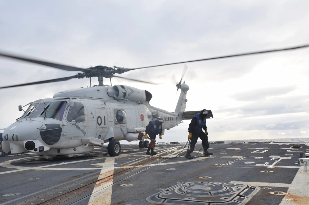 Dois helicópteros da Marinha do Japão caem no oceano e deixam um morto e sete desaparecidos