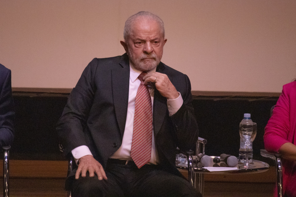 ‘Não tenho que pedir licença para governar’, diz Lula em reunião com a base aliada