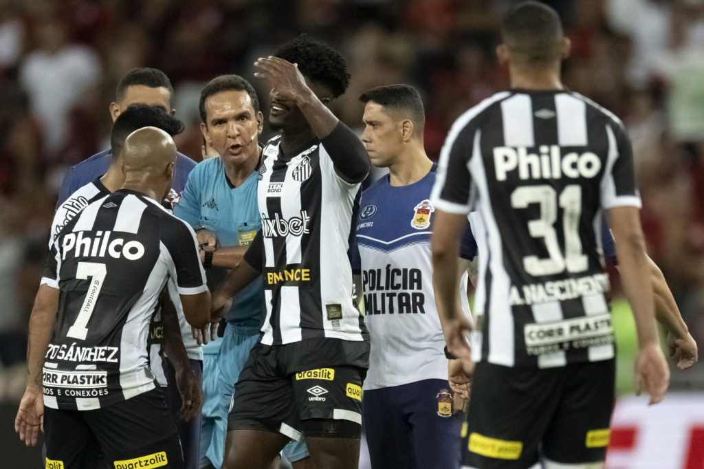 CBF divulga áudio do VAR de pênalti não assinalado em Flamengo x Santos: ‘Tropeça no pé’ 