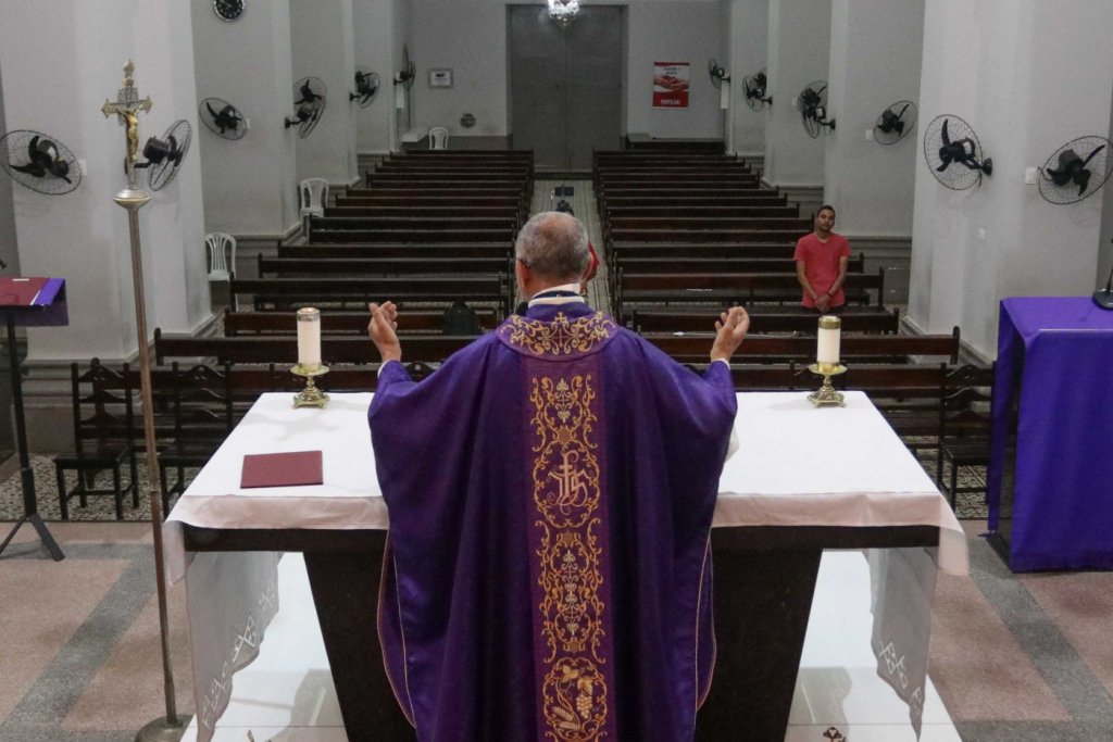 Associação de evangélicos diz que decisão sobre restrições cabe às igrejas