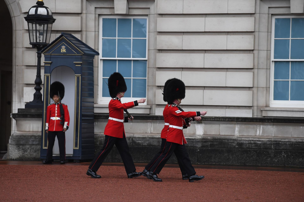 Tradicional cerimônia da Troca de Guardas no Palácio de Buckingham é cancelada
