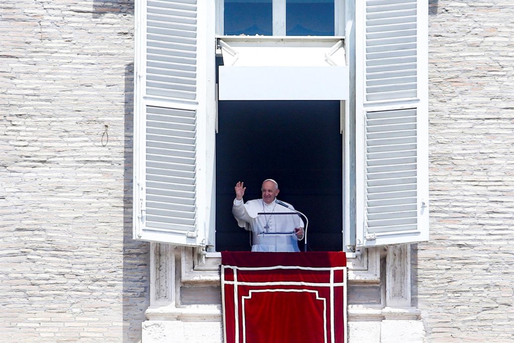 Papa Francisco é internado e passa por cirurgia no intestino em hospital na Itália